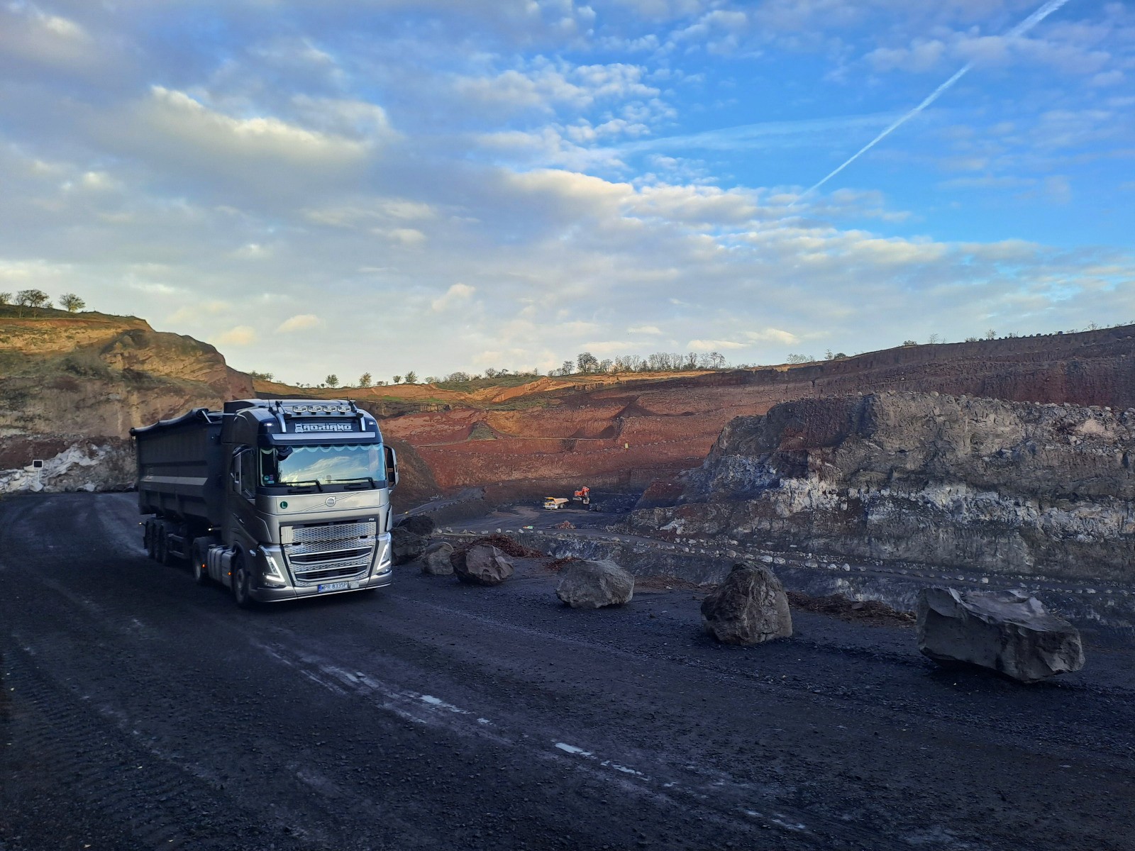 Volvo FH ADRIANO z naczepą wywrotką podczas załadunku